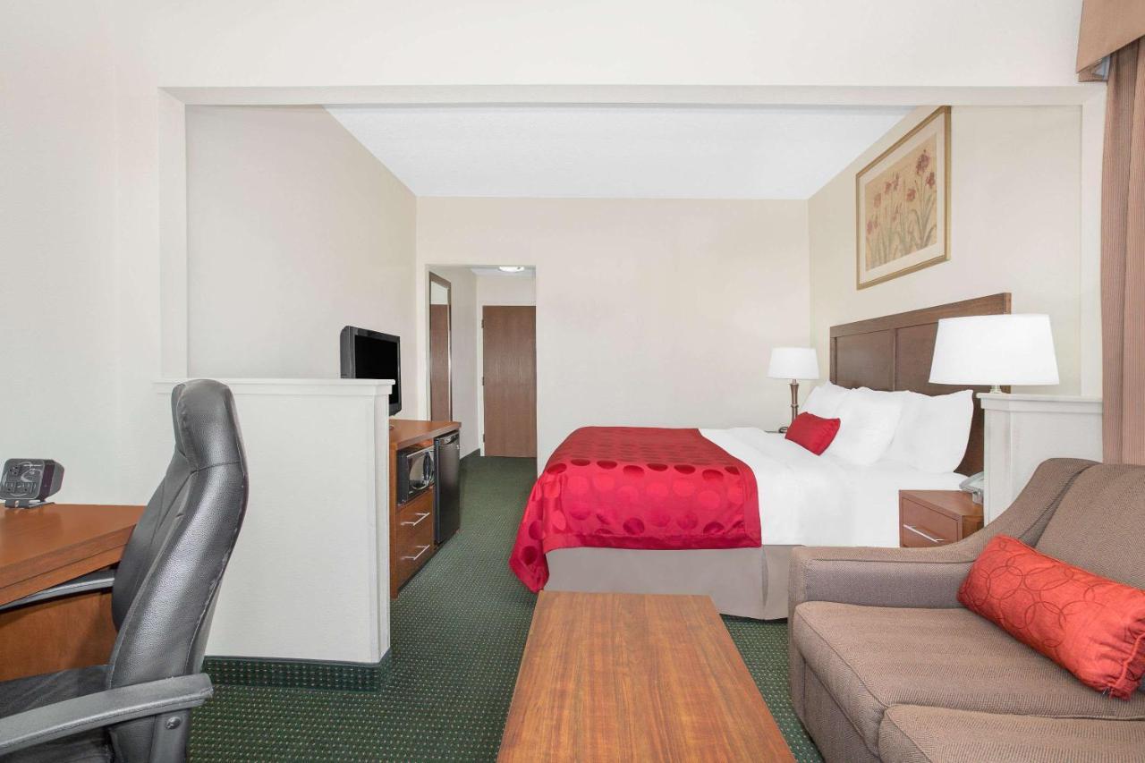 Ramada By Wyndham Denver International Airport Exterior photo