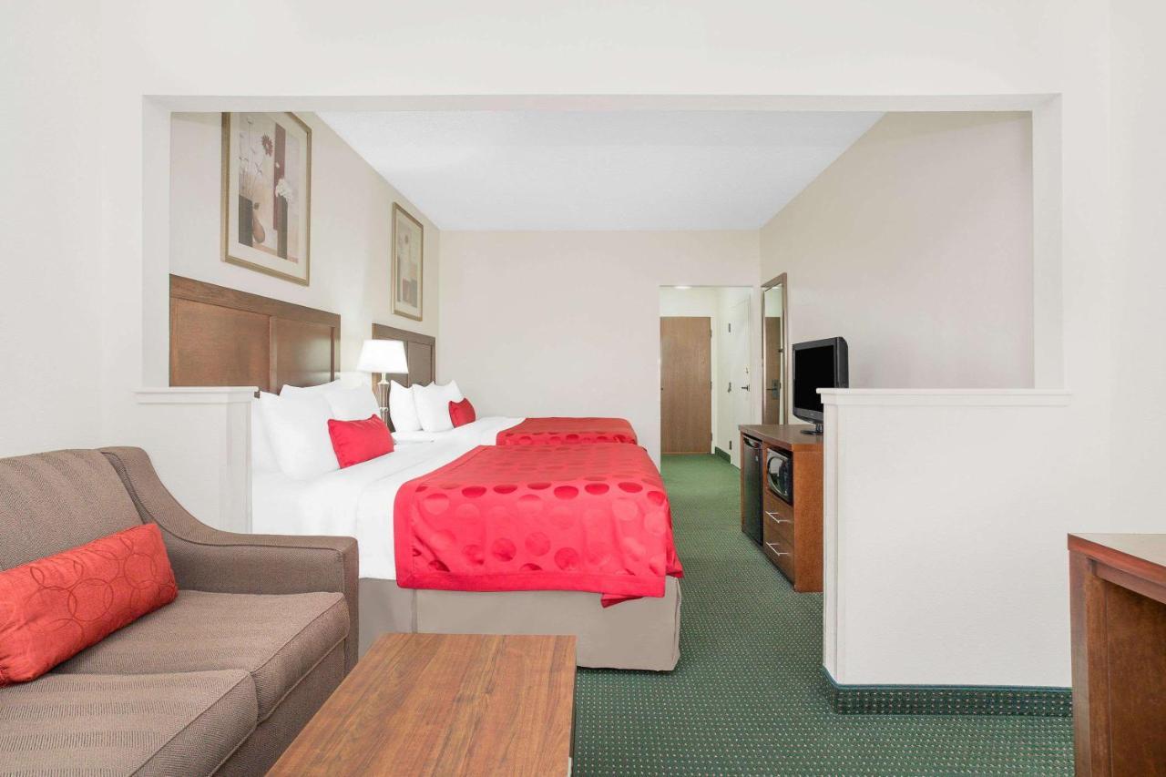 Ramada By Wyndham Denver International Airport Exterior photo