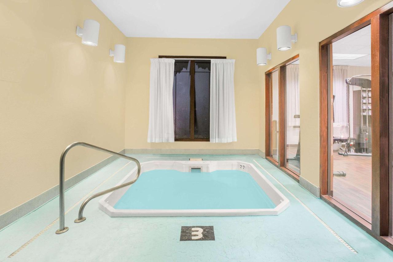 Ramada By Wyndham Denver International Airport Exterior photo