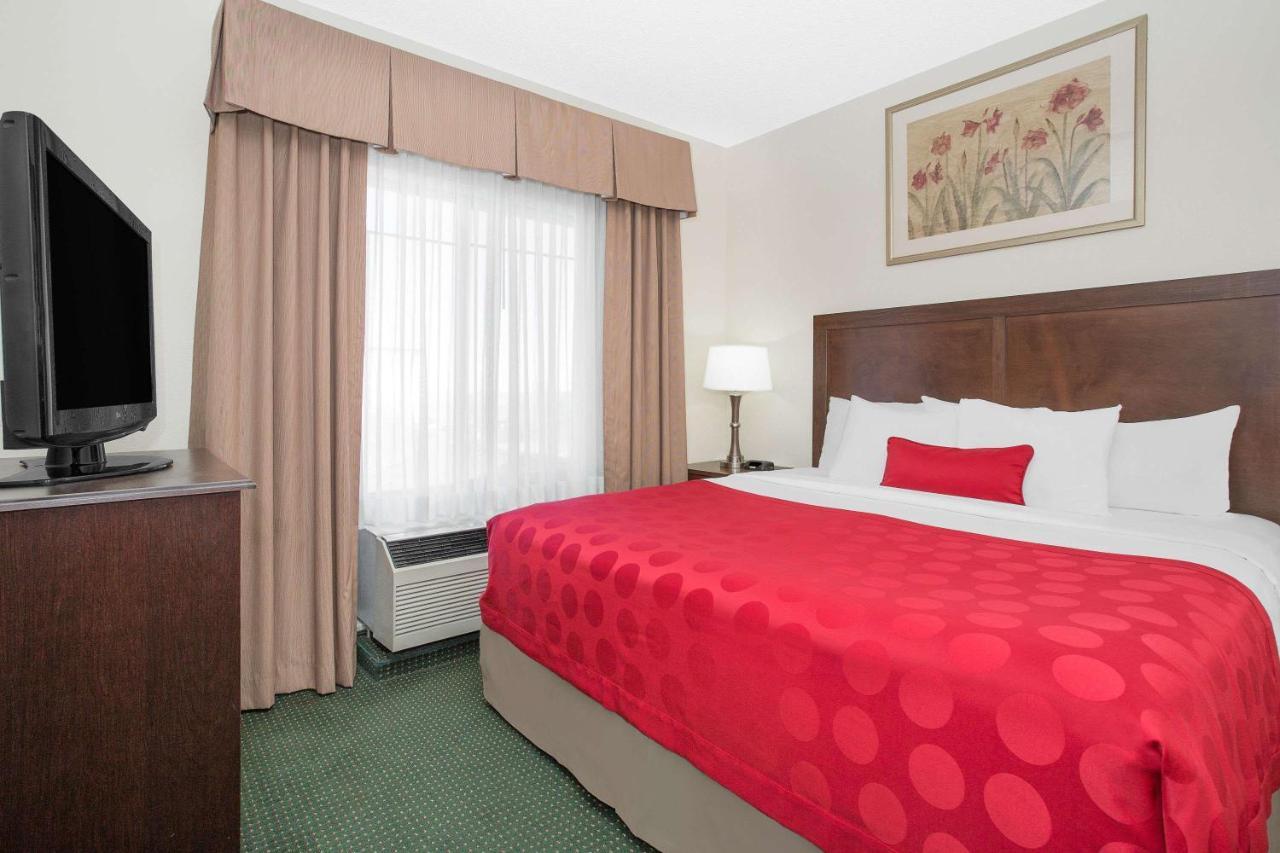 Ramada By Wyndham Denver International Airport Exterior photo