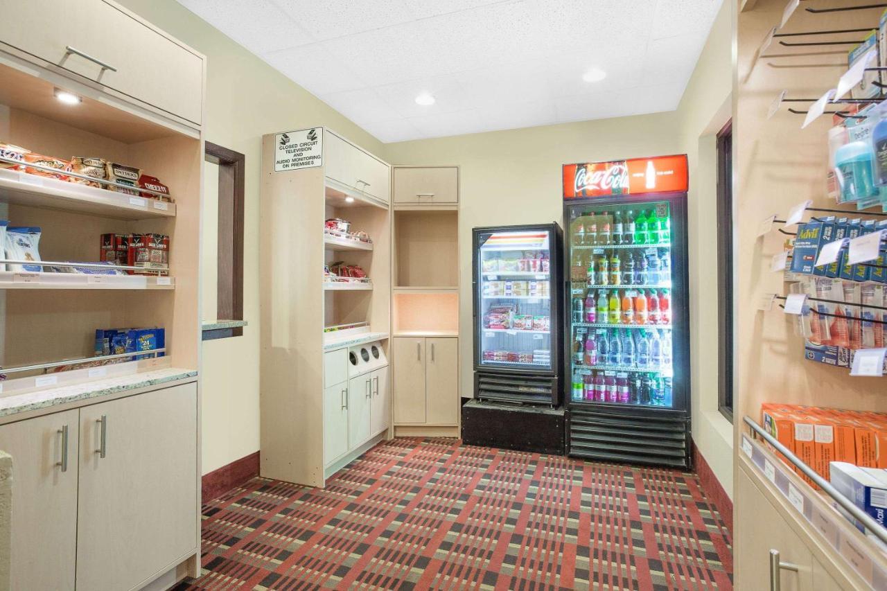 Ramada By Wyndham Denver International Airport Exterior photo