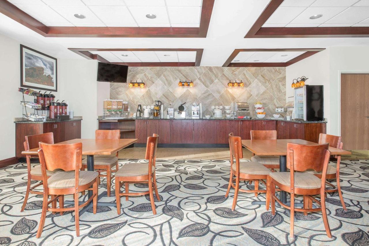 Ramada By Wyndham Denver International Airport Exterior photo