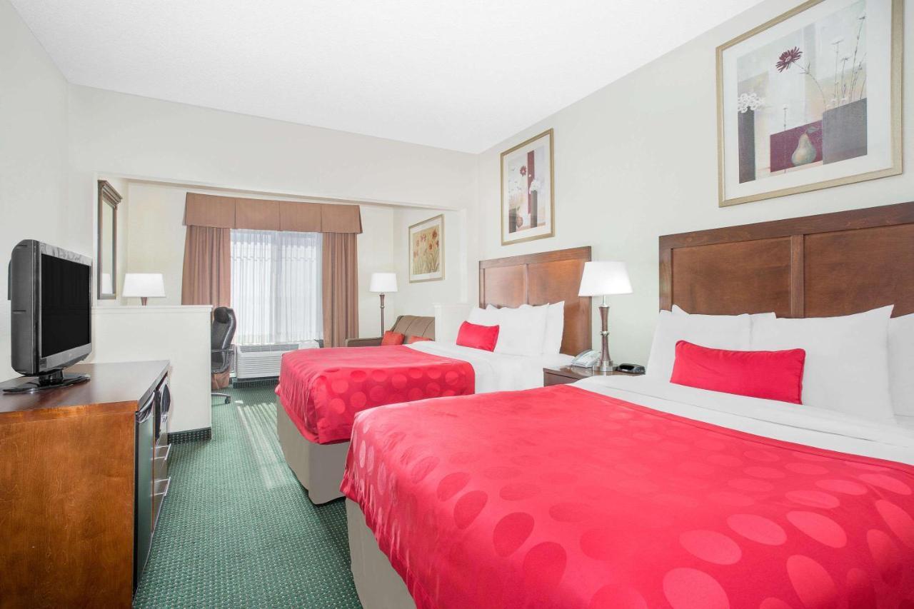 Ramada By Wyndham Denver International Airport Exterior photo