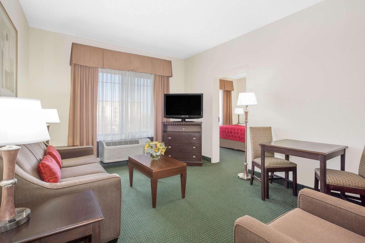 Ramada By Wyndham Denver International Airport Exterior photo